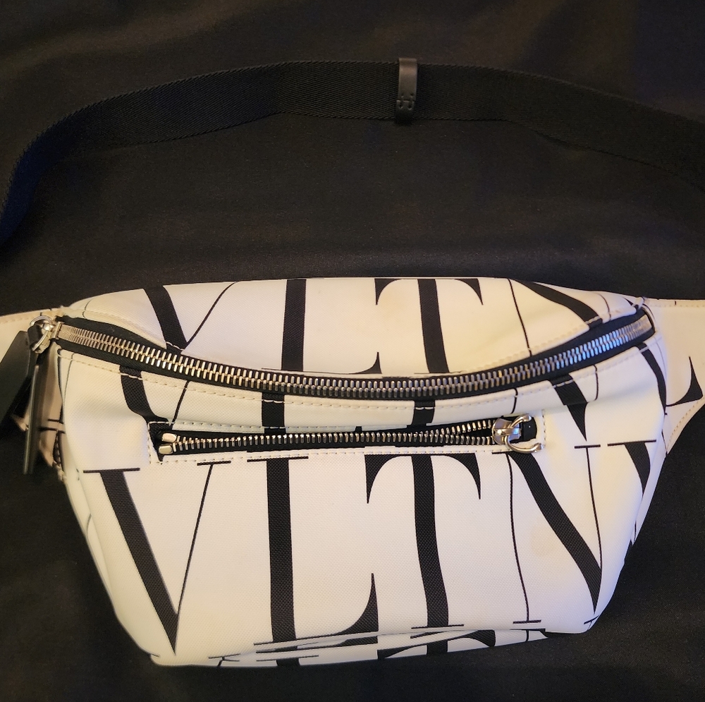 VALENTINO GARAVANI - VLTN Belt Bag. Black and White. Preloved